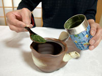 画像|お茶の淹れ方(茶の葉を急須へ)