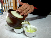 画像|お茶の淹れ方(湯飲みに注ぐ)