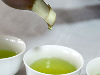 画像|お茶の淹れ方(湯飲みに注ぐ)